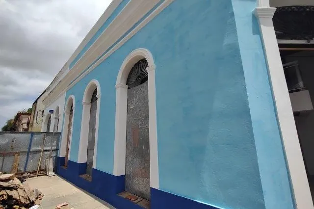 Fachada colonial azul do casarão histórico do EQT Lab, com portas de madeira restauradas.